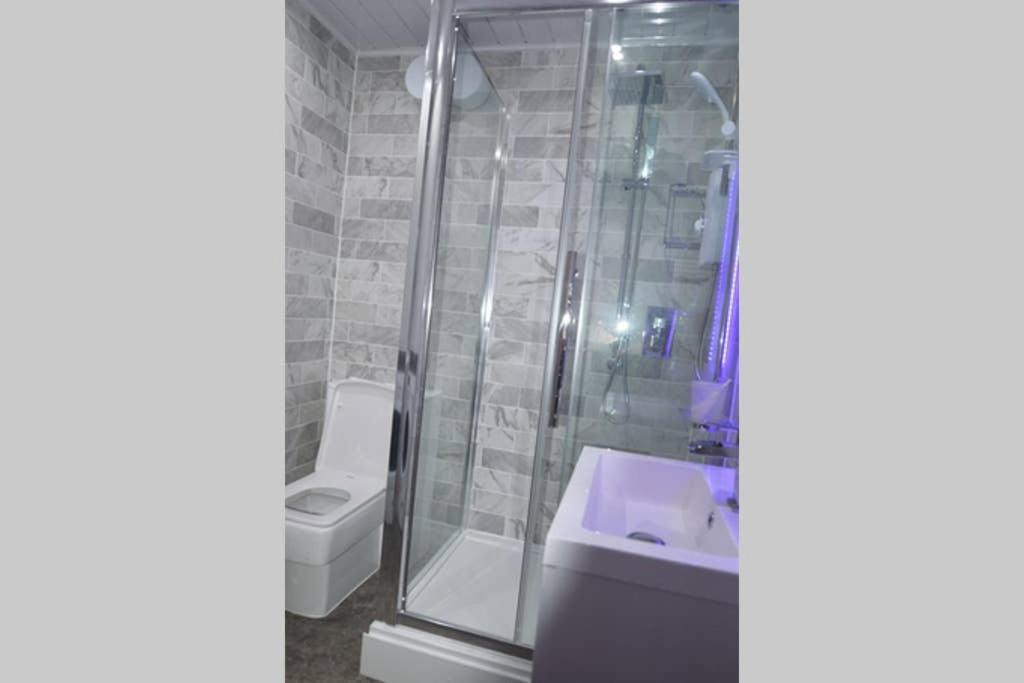 Morden Central Self Contained Flat By Cozynest Reading Exterior foto